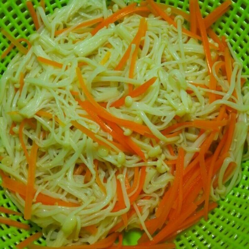 叔叔在餐廳做廚師，我們每次去吃飯的時候，爸爸都會叫叔叔做「涼拌金針菇」只因叔叔做的金針菇是這樣做的！超級好吃！ 