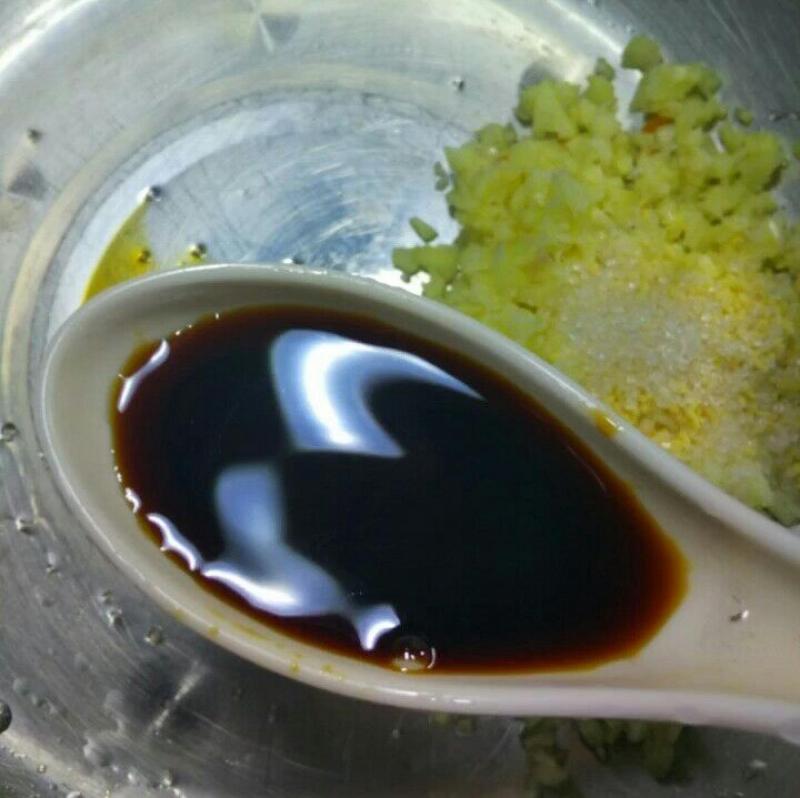 叔叔在餐廳做廚師，我們每次去吃飯的時候，爸爸都會叫叔叔做「涼拌金針菇」只因叔叔做的金針菇是這樣做的！超級好吃！ 