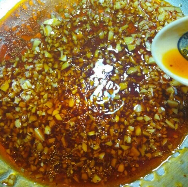 叔叔在餐廳做廚師，我們每次去吃飯的時候，爸爸都會叫叔叔做「涼拌金針菇」只因叔叔做的金針菇是這樣做的！超級好吃！ 