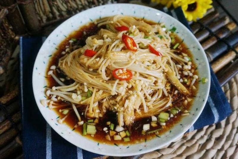 叔叔在餐廳做廚師，我們每次去吃飯的時候，爸爸都會叫叔叔做「涼拌金針菇」只因叔叔做的金針菇是這樣做的！超級好吃！ 