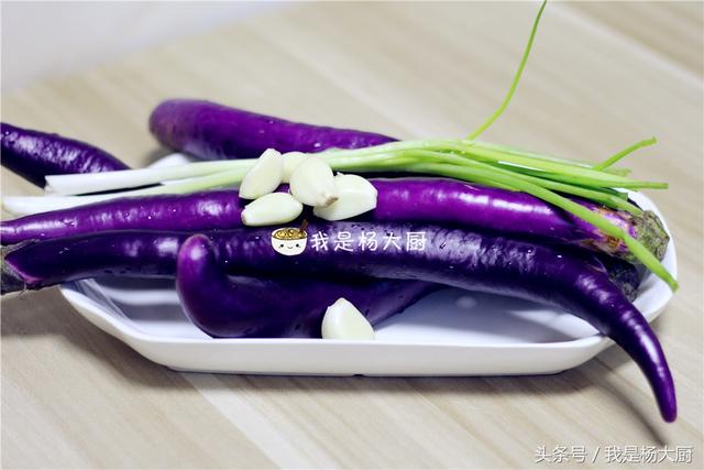 媽媽教我這樣燒茄子，簡單又方便！超級下飯，每次都吃兩大碗飯！愛吃茄子的朋友收藏吧！