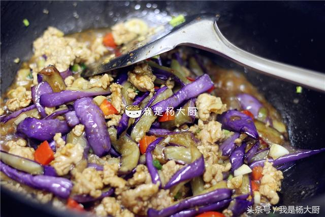 媽媽教我這樣燒茄子，簡單又方便！超級下飯，每次都吃兩大碗飯！愛吃茄子的朋友收藏吧！