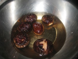 香菇蒸肉餅很喜歡用湯和肉拌飯吃，哈哈，真的很香很甘很好吃，都不用吃菜了！ 