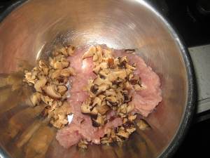 香菇蒸肉餅很喜歡用湯和肉拌飯吃，哈哈，真的很香很甘很好吃，都不用吃菜了！ 