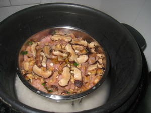 香菇蒸肉餅很喜歡用湯和肉拌飯吃，哈哈，真的很香很甘很好吃，都不用吃菜了！ 