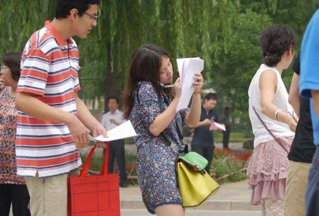 深夜回家，婆婆端來兩碗水餃，我嘗了口老公那碗的，頓時紅了眼眶
