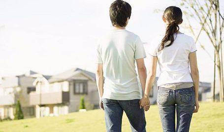 深夜回家，婆婆端來兩碗水餃，我嘗了口老公那碗的，頓時紅了眼眶