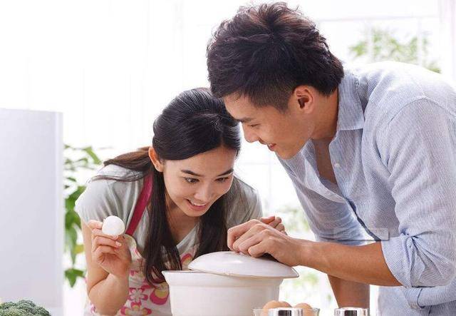 深夜回家，婆婆端來兩碗水餃，我嘗了口老公那碗的，頓時紅了眼眶