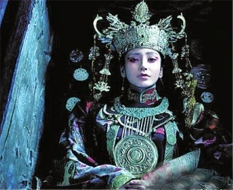 盜墓賊挖掘一座小型墓葬，卻驚現稀世珍寶，專家說：太可惜了