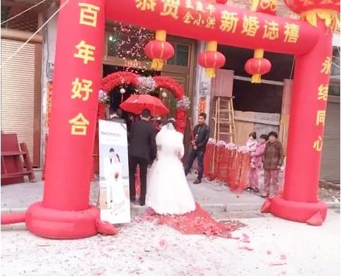 前妻嫁個醜男，我帶漂亮老婆去嘲笑，現場看了一眼新郎，我離婚