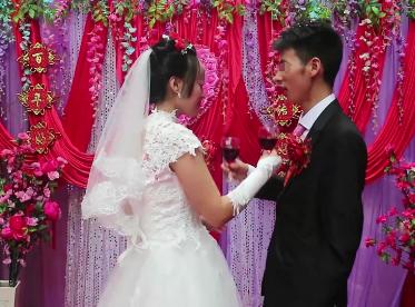 前妻嫁個醜男，我帶漂亮老婆去嘲笑，現場看了一眼新郎，我離婚
