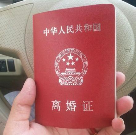 前妻嫁個醜男，我帶漂亮老婆去嘲笑，現場看了一眼新郎，我離婚