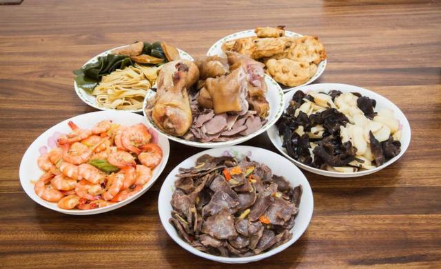 結婚三年後帶兒子回娘家，吃晚飯時不見母親，看見廚房一幕我哭了