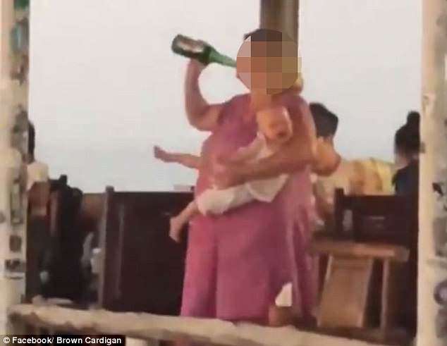 媽媽帶小孩旅行「沒有忘記啤酒」　一邊抱著寶寶一邊狂喝驚呆網友