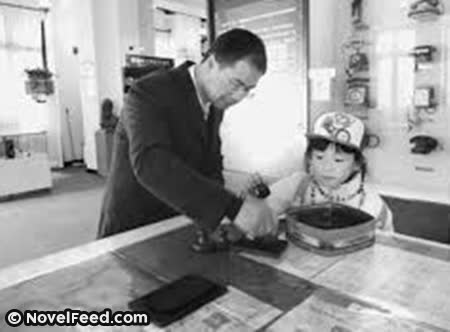 男友嫌棄她爸說「做工的很丟臉」，她默默說出「這句話」後掉頭就走！留下了啞口無言的他...