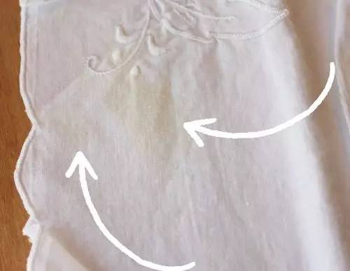 衣服不管染上什麼，用這招都能洗掉，太實用了 