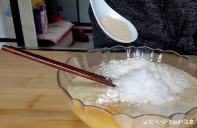 教你用米做最快速的早餐餅，手沒碰麺就做好了，2張餅就夠全家吃了 