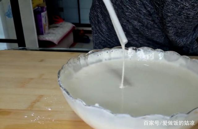 教你用米做最快速的早餐餅，手沒碰麺就做好了，2張餅就夠全家吃了 