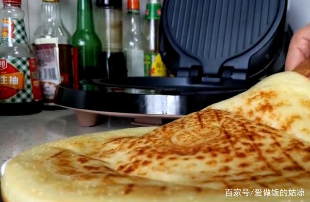教你用米做最快速的早餐餅，手沒碰麺就做好了，2張餅就夠全家吃了 