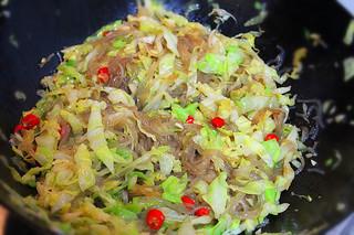 高麗菜別只會炒著吃了，教你獨家秘製做法，開胃又下飯，一大盤搶著吃 