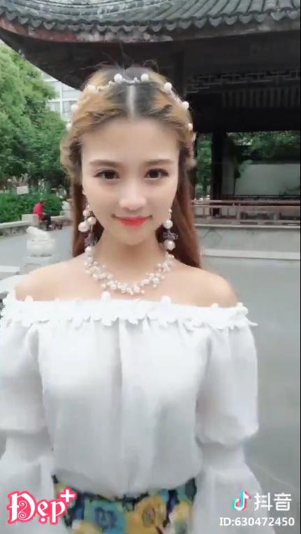 簡單的編髮造型，配上髮帶就能為你的整體造型加分喔！ 