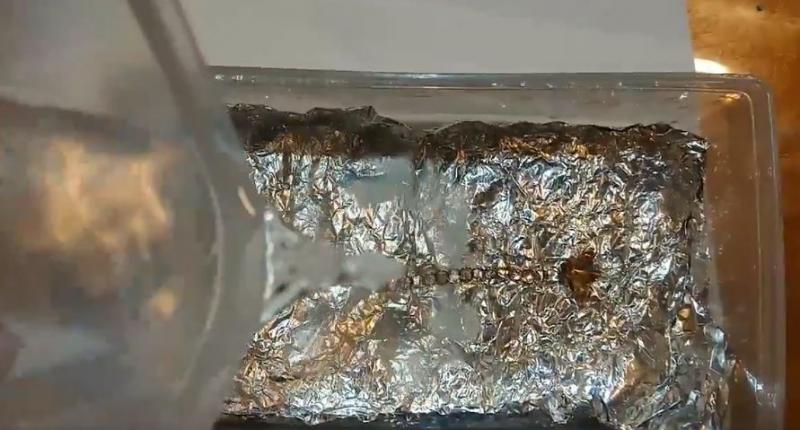 銀飾發黑一招還原！　他把手環放上鋁箔紙「接著加入神奇溶液」一下就亮晶晶 