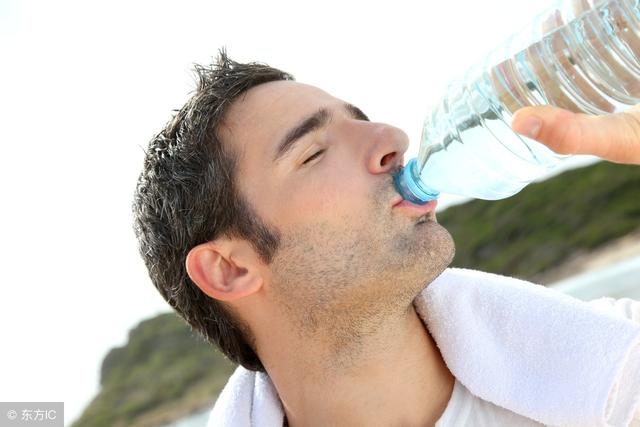 想養生先喝水，中醫提醒：這才是正確喝水的養生之道！