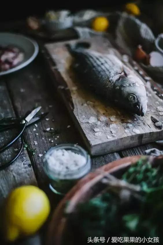 煎魚用「冷油」還是「熱油」下鍋？怪不得破皮，教您幾招，不沾不碎不破皮！ 