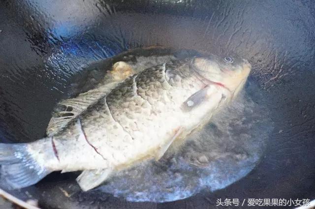 煎魚用「冷油」還是「熱油」下鍋？怪不得破皮，教您幾招，不沾不碎不破皮！ 