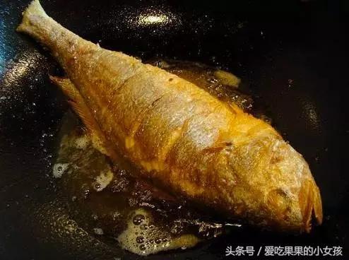 煎魚用「冷油」還是「熱油」下鍋？怪不得破皮，教您幾招，不沾不碎不破皮！ 