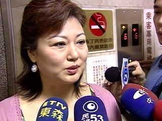 賈靜雯的前夫婆婆，對比現任婆婆，網友：差距不是一般的大！