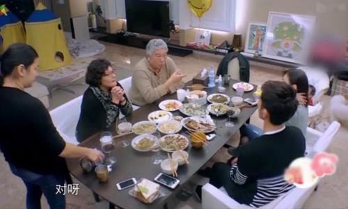 賈靜雯的前夫婆婆，對比現任婆婆，網友：差距不是一般的大！