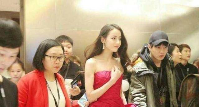 看了這些合照才知道，迪麗熱巴如此驚為天人，楊穎卻被路人比下去！ 