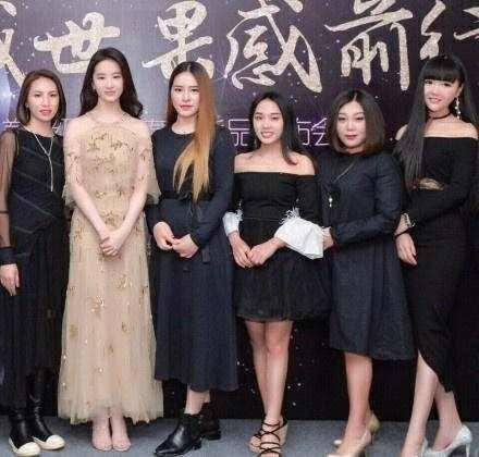 看了這些合照才知道，迪麗熱巴如此驚為天人，楊穎卻被路人比下去！ 