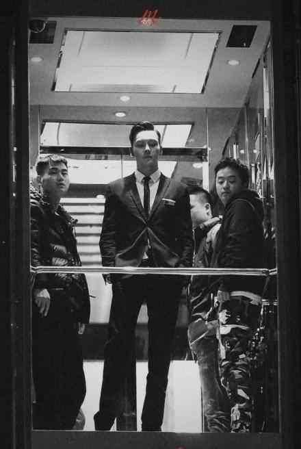 看了這些合照才知道，迪麗熱巴如此驚為天人，楊穎卻被路人比下去！ 