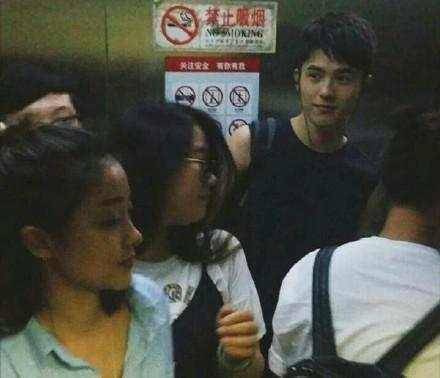 看了這些合照才知道，迪麗熱巴如此驚為天人，楊穎卻被路人比下去！ 