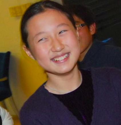 曾遭校園暴力，兩度割腕自殘現流浪街頭，成龍19歲女兒經歷了什麼?