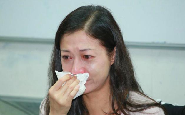 曾遭校園暴力，兩度割腕自殘現流浪街頭，成龍19歲女兒經歷了什麼?