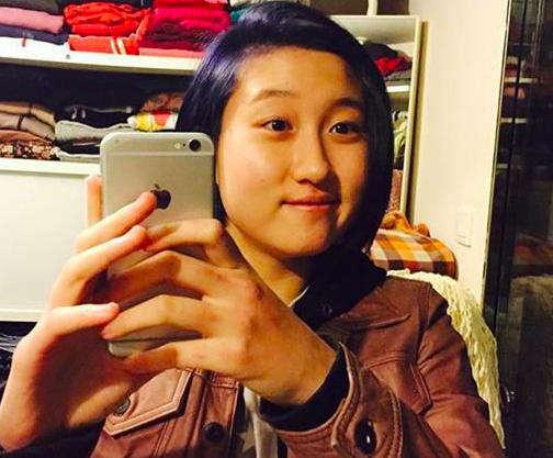 曾遭校園暴力，兩度割腕自殘現流浪街頭，成龍19歲女兒經歷了什麼?