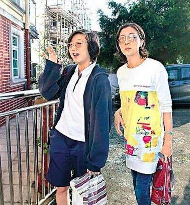 曾遭校園暴力，兩度割腕自殘現流浪街頭，成龍19歲女兒經歷了什麼?