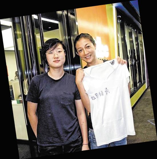 曾遭校園暴力，兩度割腕自殘現流浪街頭，成龍19歲女兒經歷了什麼?