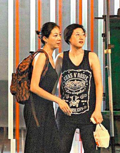 曾遭校園暴力，兩度割腕自殘現流浪街頭，成龍19歲女兒經歷了什麼?