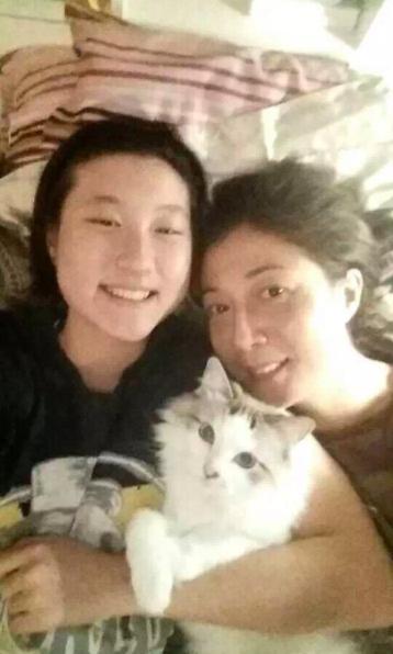 曾遭校園暴力，兩度割腕自殘現流浪街頭，成龍19歲女兒經歷了什麼?