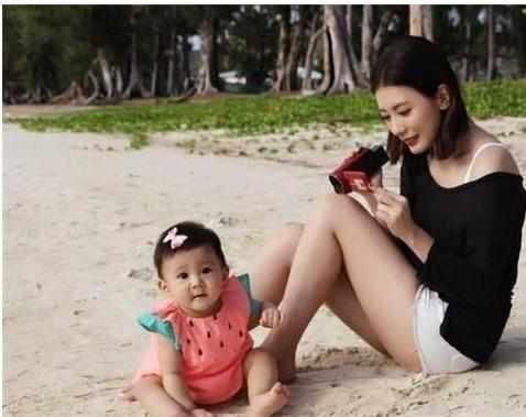 黎姿的三個女兒和賈靜雯的三個女兒，真是沒有對比就沒有傷害！
