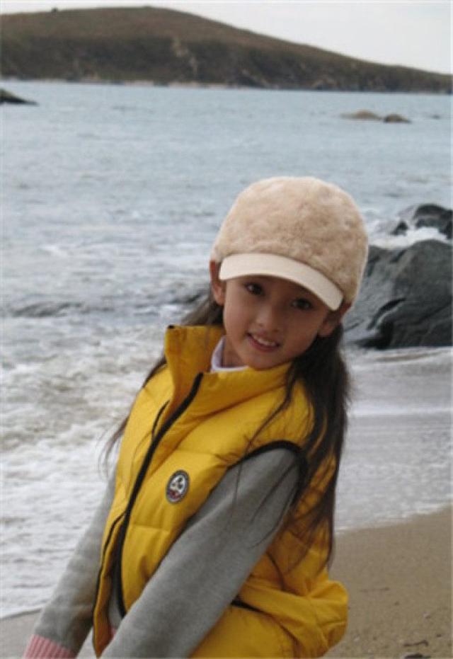 能讓整個娛樂圈都在等她長大，如今長大了，網友：美的不敢直視咩！