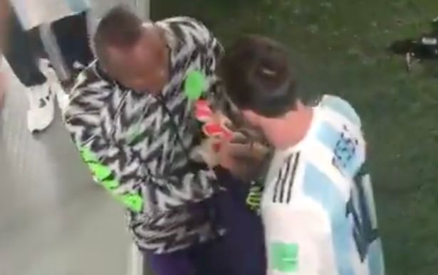球王風範！奈及利亞門將輸球「賽後堵梅西要球衣」　梅西一聽超阿莎力「當場脫給他」被讚翻 