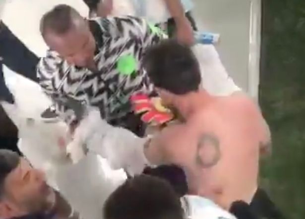 球王風範！奈及利亞門將輸球「賽後堵梅西要球衣」　梅西一聽超阿莎力「當場脫給他」被讚翻 
