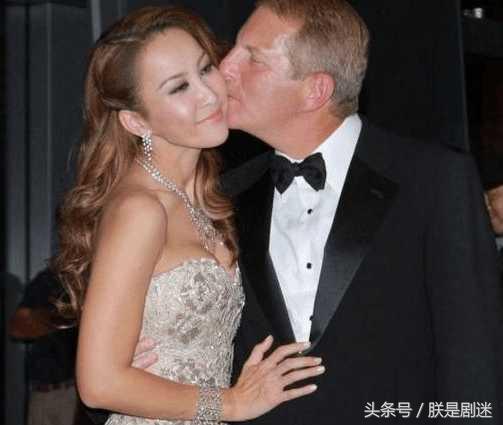 李玟大膽穿著，三角區惹爭議，網友：沒穿我都看到了！ 