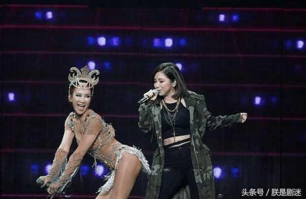 李玟大膽穿著，三角區惹爭議，網友：沒穿我都看到了！ 