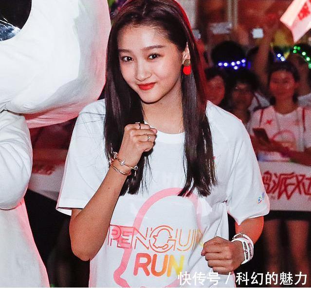 背景強大到無人敢潛，童星出道，17歲已紅遍全國，如今胖到認不出! 